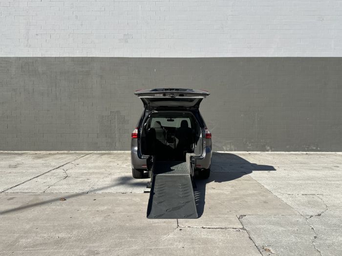 2015 Toyota Sienna Limited's photo