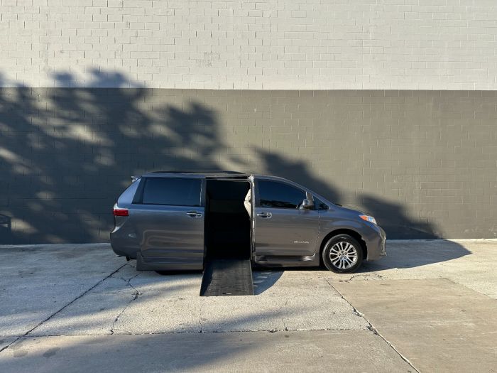 2019 Toyota Sienna XLE's photo