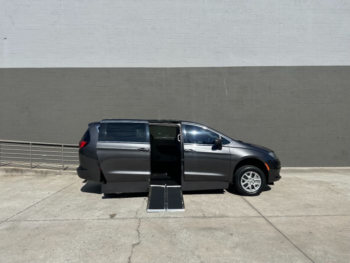 2017 Chrysler Pacifica Touring's photo