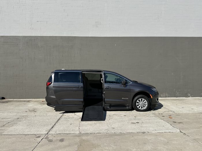 2019 Chrysler Pacifica Touring Plus's photo