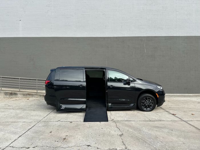 2021 Chrysler Pacifica Touring L's photo