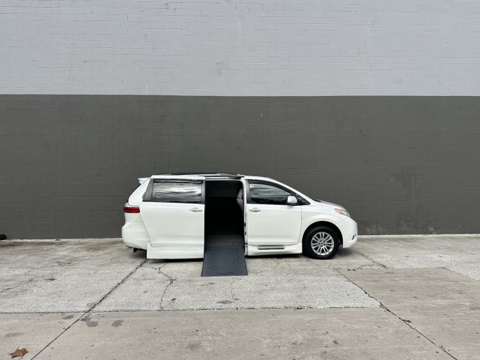 2016 Toyota Sienna XLE's photo