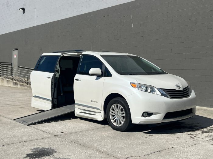 2016 Toyota Sienna XLE's photo