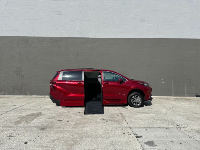 2023 Toyota Sienna XLE's photo