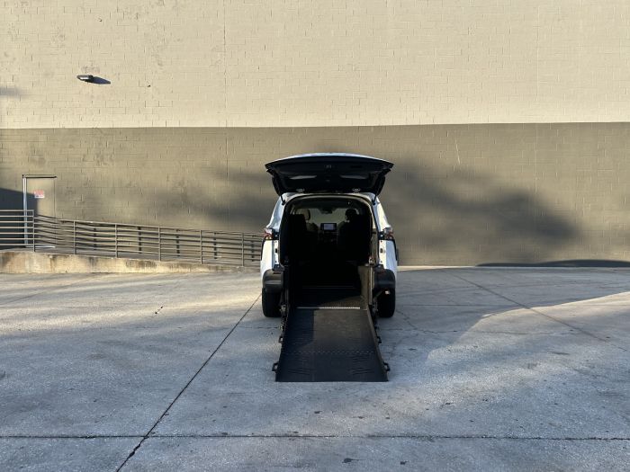 2024 Toyota Sienna LE's photo