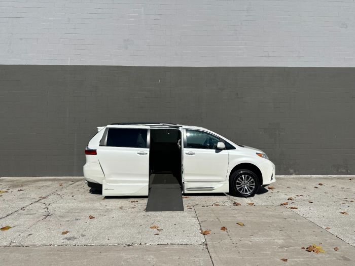 2019 Toyota Sienna XLE's photo