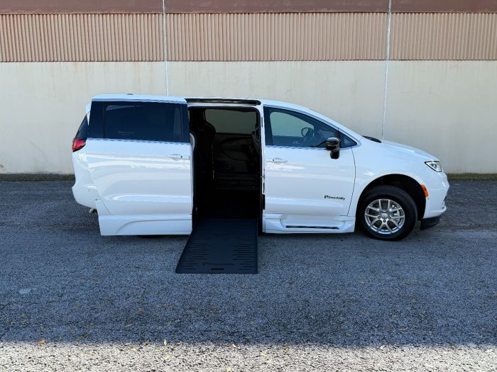 2025 Chrysler Pacifica Select's photo