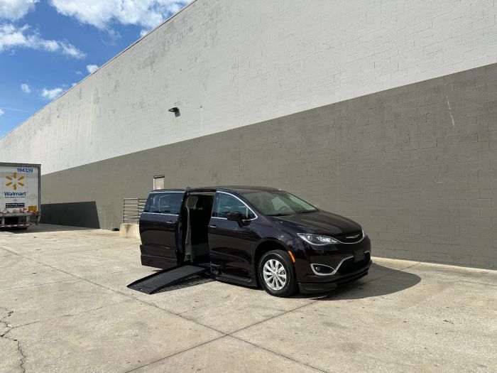 2018 Chrysler Pacifica Touring Plus's photo