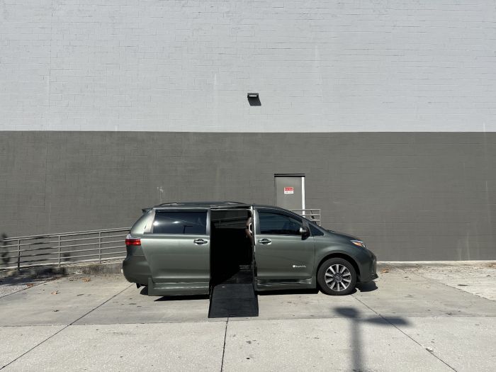 2018 Toyota Sienna Limited's photo