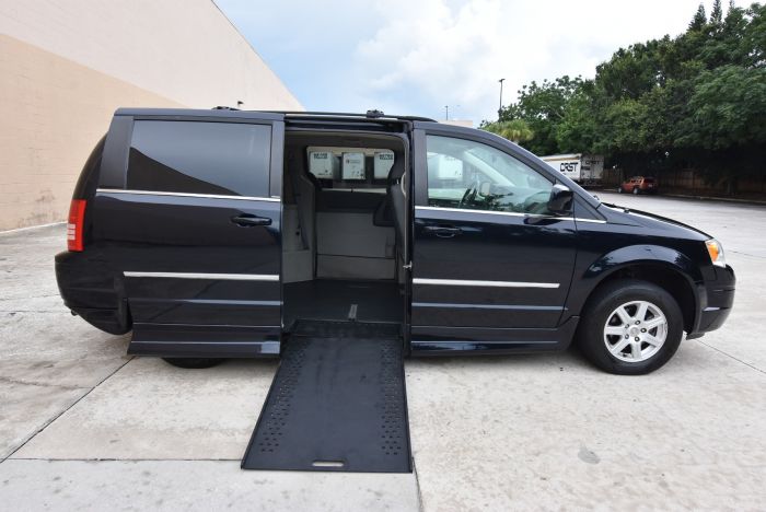 2010 town and country minivan