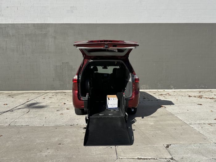 2018 Toyota Sienna LE's photo