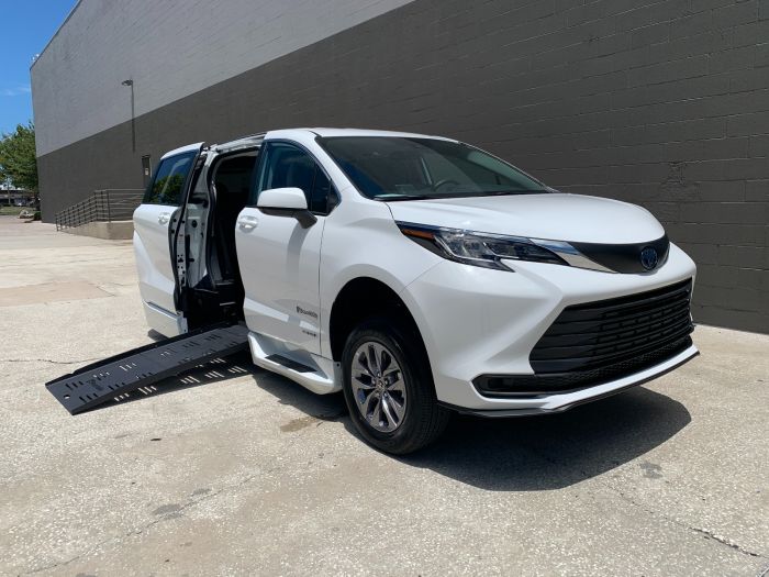 2021 Toyota Sienna LE Wheelchair Access Van