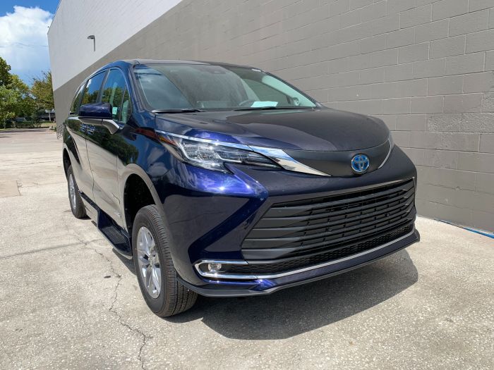 2021 Toyota Sienna XLE Plus Handicap Accessible Van