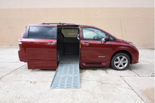 Toyota_Sienna_wheelchair_van_SE