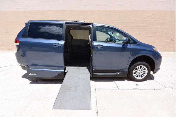 Toyota_Sienna_wheelchair_van_XLE