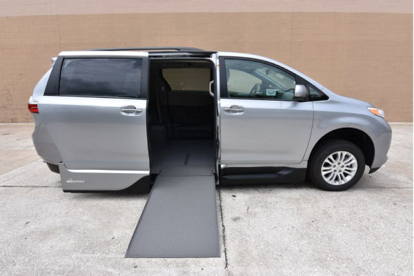 Toyota_Sienna_wheelchair_van_XLE_premium